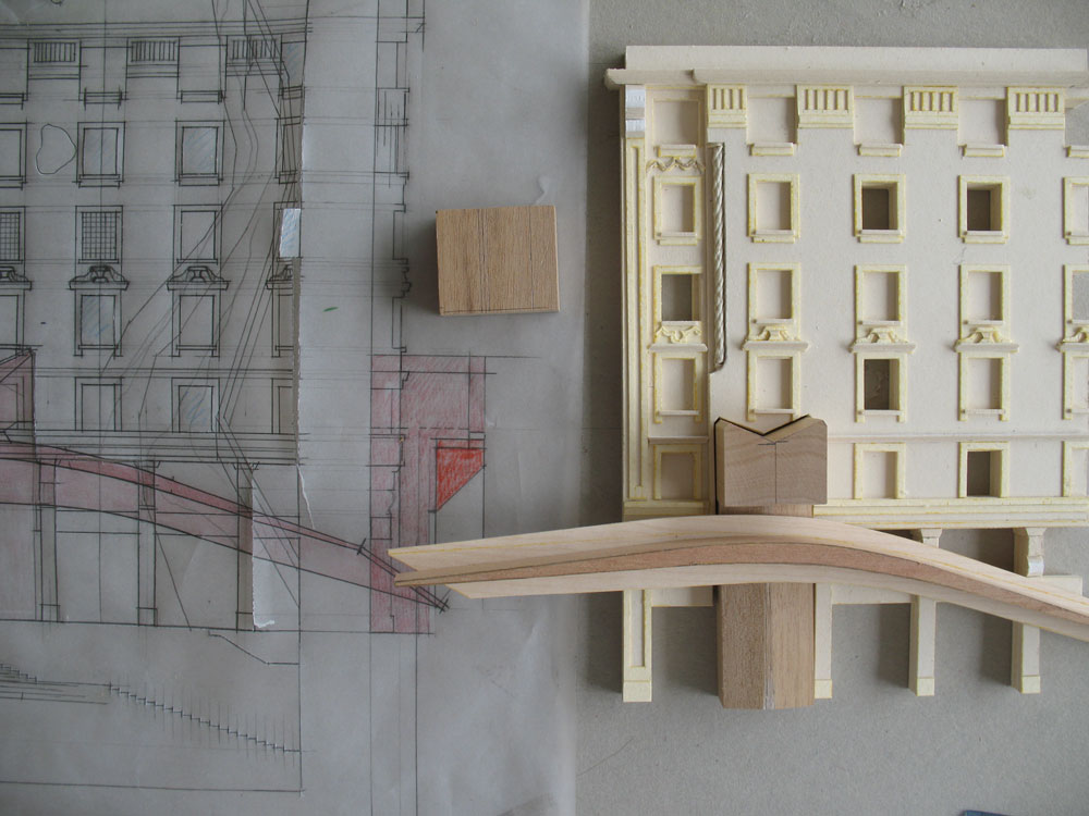 Disegno e modello in costruzione in cartoncino e legno massello